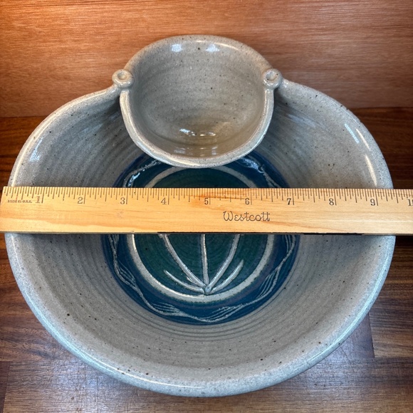 Studio Pottery Chip & Dip Bowl Primitive Rustic Chic Beige Blue 9.5” X 3.5” - Picture 9 of 10